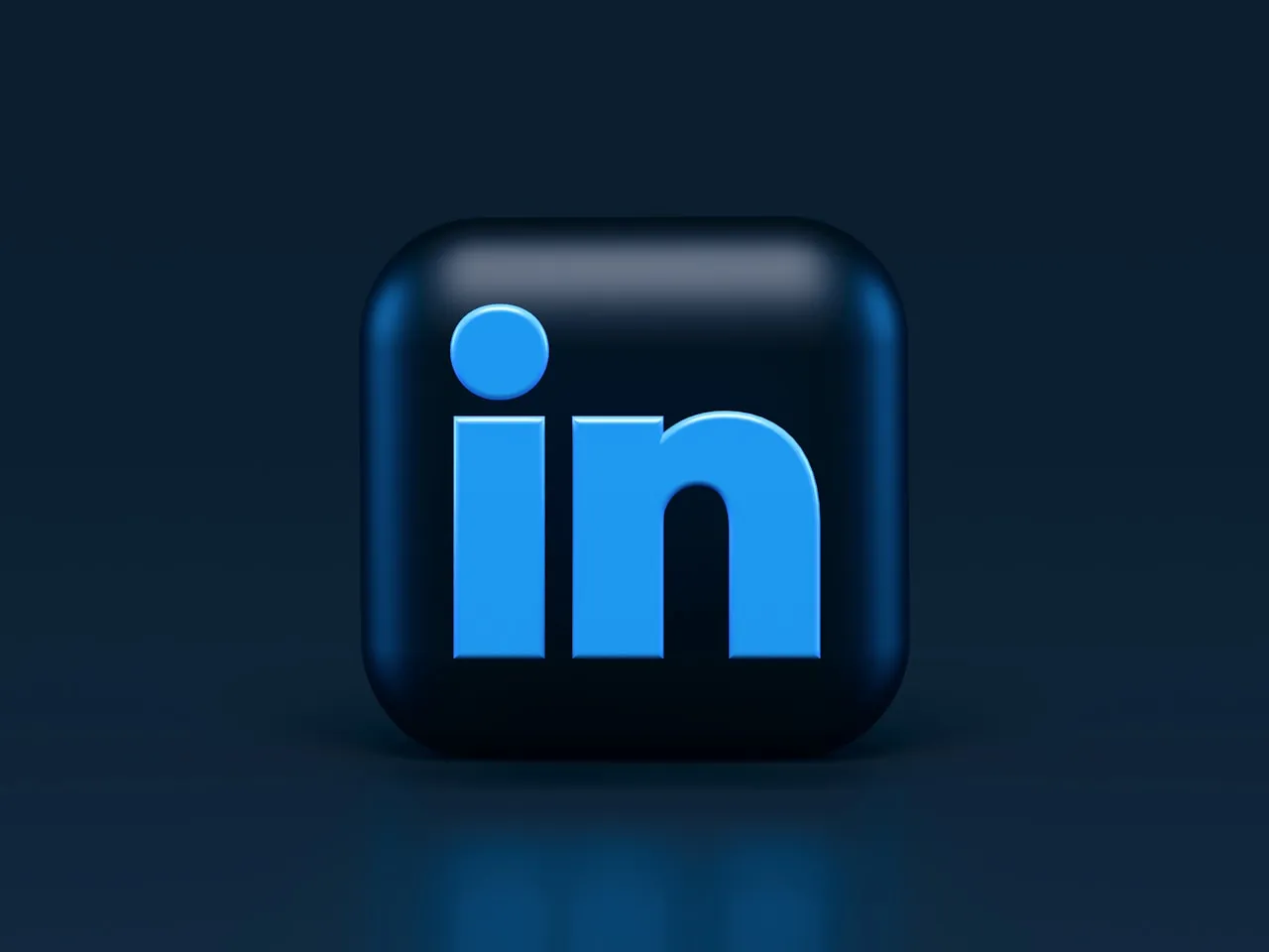 LinkedIn paylaşım arayüzü ve laptop
